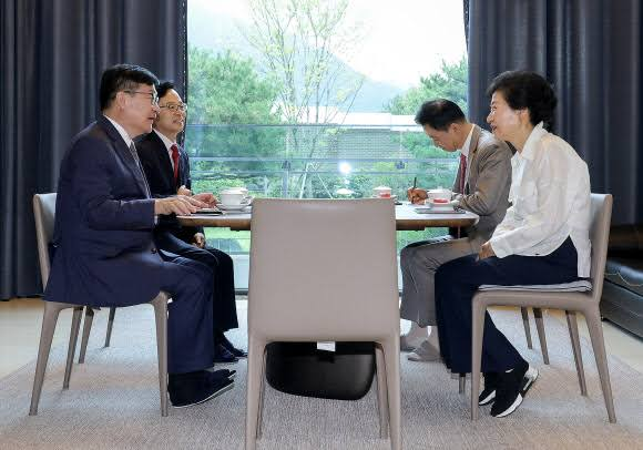 박근혜 전 대통령, 국민의힘 연찬회 전격 참석…정국 거센 후폭풍 2 image 1